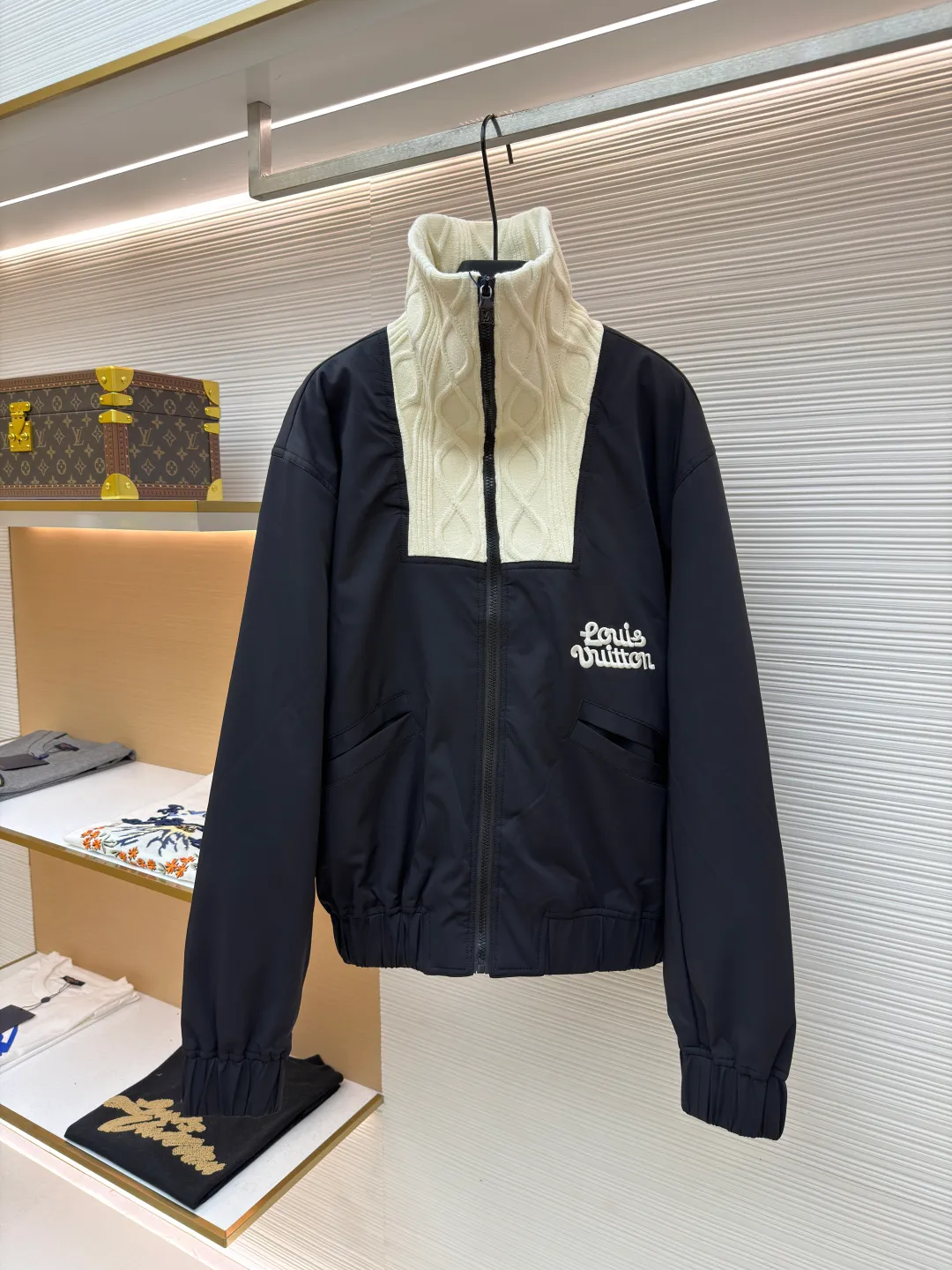 LOUIS VUITTON Tyler knitted high collar spliced jacket ●Original version: 36999 purchase and development ●Item number: 1681622-C30 ●Fabric: nylon fabric ●Technology: knitted ●Color: black and white ●Type: fitted version ●Weight: about 895 grams ●Size: 46-48-50 ●Description: This belted jacket is made of twill nylon, logo embroidery and large Blooming 1v logo embroidered on front and back. It is decorated with high-neck cable knit stitching and is sublimated using pure cotton jacquard belt technology. Through the precise control of the jacquard mechanism during the weaving process, the cotton fabric can appear a gradual concave and convex pattern during the weaving process. The flower letter pattern on the back uses bract core three-dimensional embroidery technology and uses glossy mercerized embroidery thread to add a three-dimensional effect to the raised pattern. The hardware and accessories of the whole garment are all custom-made according to the original mold. The placket resin zipper is made from a custom mold, and the zipper puller is custom-sprayed with baking paint and fully engraved. A full set of new co-branded accessories, the upper body is crisp and stylish, and is exclusively produced. The overall wiring is straight and delicate, the fabric is comfortable and soft, and the color is consistent without color difference. It can be matched with the same style to create a fashionable look and control various occasions. Customized accessories, complete with three standards, same style for men and women!